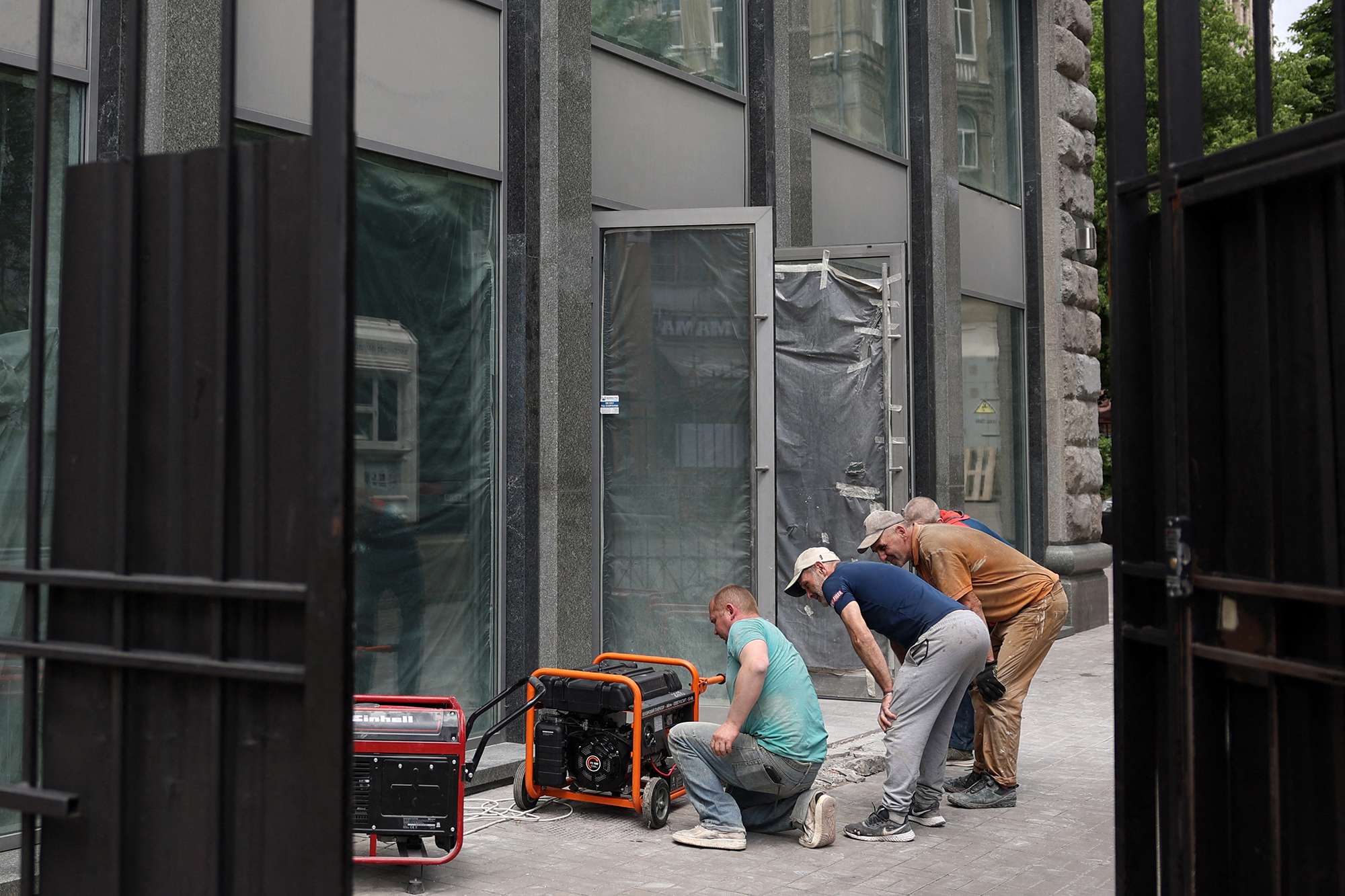 Kyiv preparing for long power outages: Costs and efforts